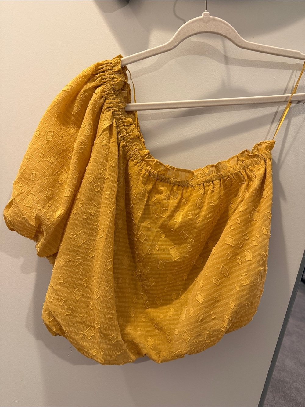 ASTR Women's Mustard One-Shoulder Puff Sleeve Top